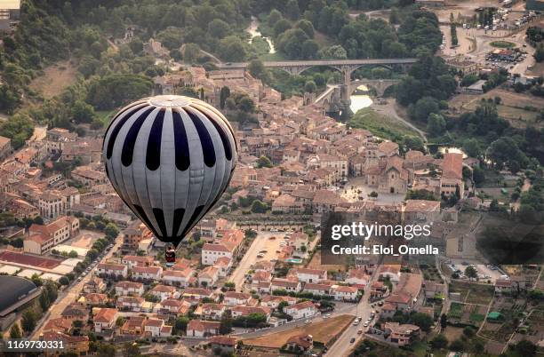 air balloon over besalu village, la garrotxa, girona provincie, catalonië, spanje - gerona province stockfoto's en -beelden