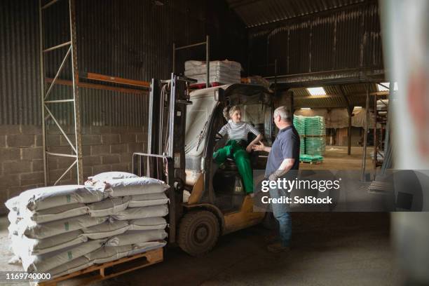 agricultor dando consejos a la hija - pallet industrial equipment fotografías e imágenes de stock
