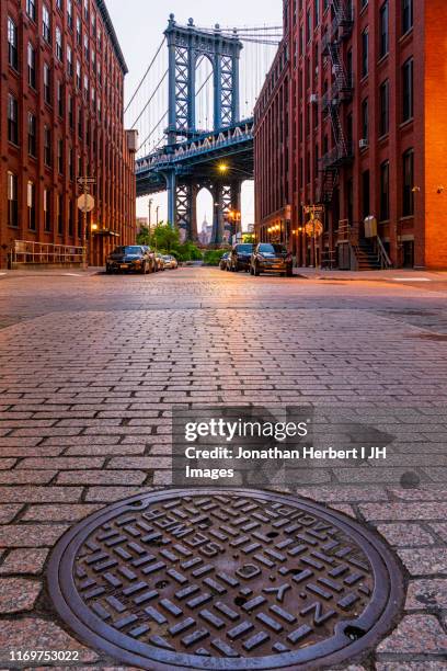 new york - manhatten bridge - マンホール ストックフォトと画像