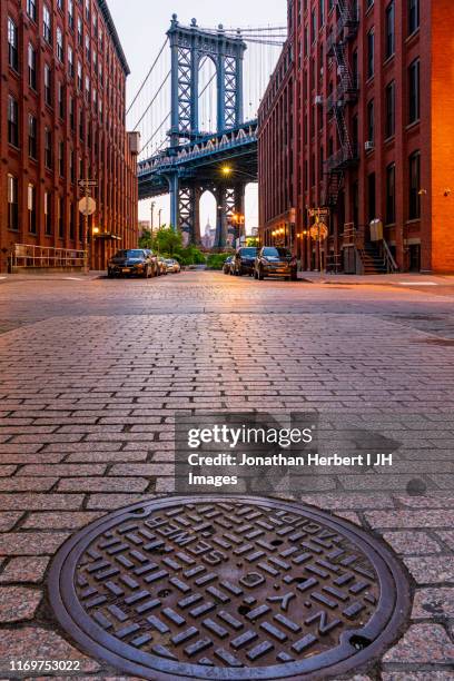 new york - manhatten bridge - manhole stock pictures, royalty-free photos & images