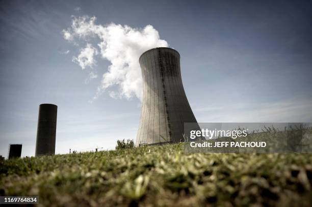 Reactor's cooling towers are seen at the Tricastin nuclear power plant, on August 27, 2008 in Bollene. Vue d'une cheminée de la centrale nucléaire du...