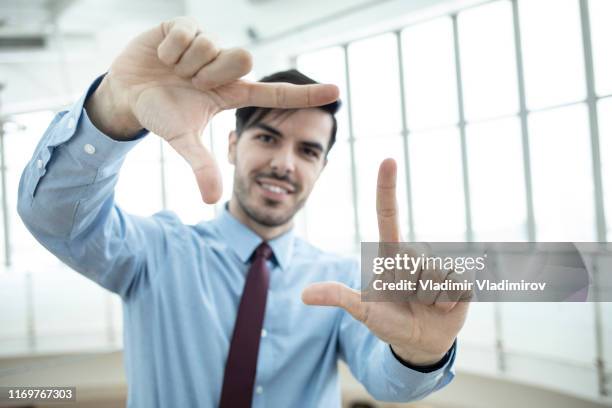 zakenman doet vinger frame - blank frame stockfoto's en -beelden