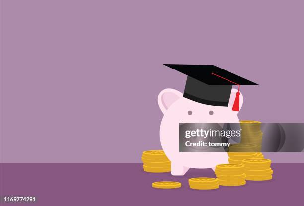 ilustraciones, imágenes clip art, dibujos animados e iconos de stock de banco de cerdocon es un tope de graduación y pila de monedas - beca