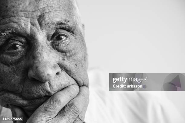 tristeza en los ojos - sad old man fotografías e imágenes de stock