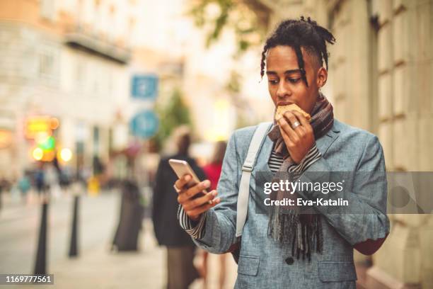 divertirse en la ciudad - humor otoñal - frugalidad fotografías e imágenes de stock