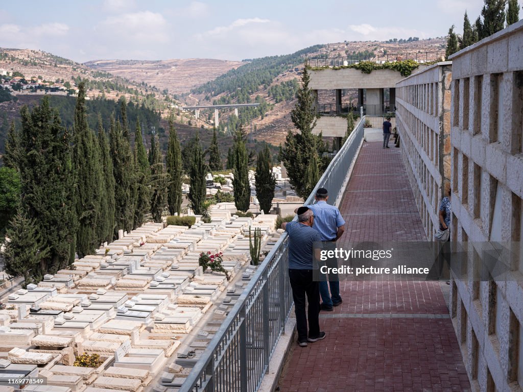 Har Hamenuchot Cemetery in Jerusalem