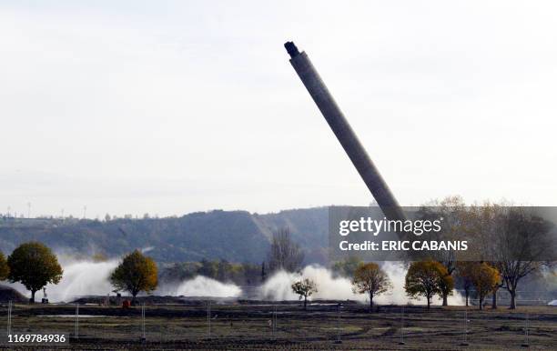 La dernière cheminée de béton du site de l'usine AZF de Toulouse est détruite par foudroyage, le 28 novembre 2004. La tour de béton, ancienne...