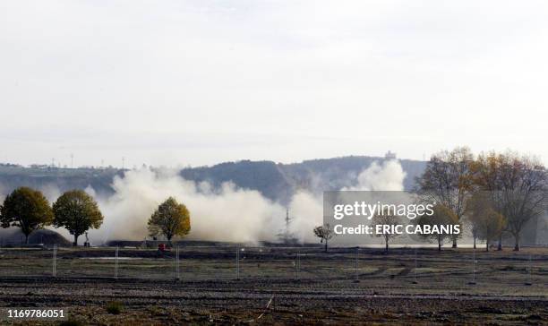 La dernière cheminée de béton du site de l'usine AZF de Toulouse est détruite par foudroyage, le 28 novembre 2004. La tour de béton, ancienne...