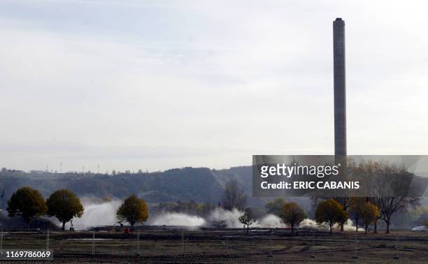 Les abords de la dernière cheminée de béton de l'usine AZF de Toulouse sont arrosées quelques instants avant sa destruction par foudroyage, le 28...