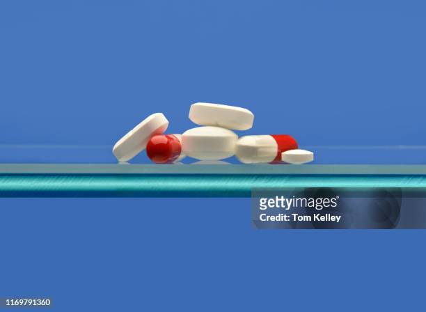 white tablets and capsules - hydrocodone stock-fotos und bilder