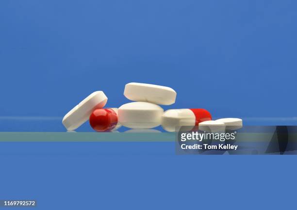 white tablets and capsules - hydrocodone stock-fotos und bilder