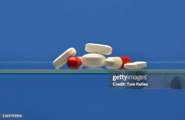 white tablets and capsules - hydrocodone 個照片及圖片檔