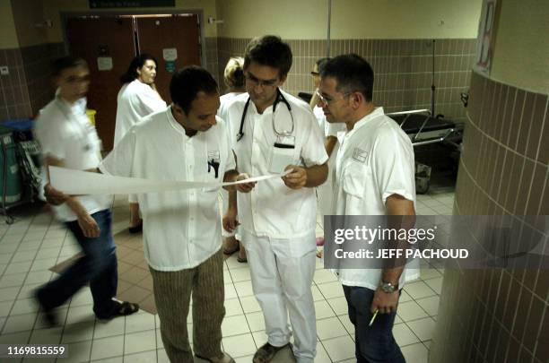 Des médecins urgentistes analysent un électrocardiogramme au service d'urgence de l'hôpital Edouard Herriot, le 26 juillet à Lyon. Les responsables...