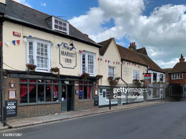 sandwich high street in kent, vereinigtes königreich - sandwich kent stock-fotos und bilder