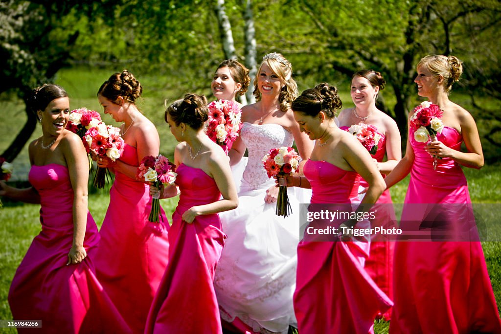 Pink glückliche Braut und Brautjungfern Hochzeit Kleid