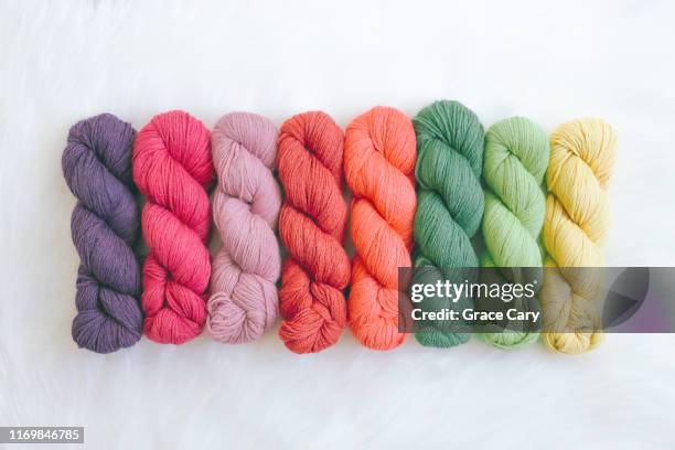 colorful hand dyed yarn - pelote de laine photos et images de collection