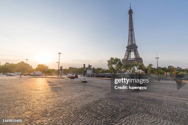 eiffel tower at sunrise,paris - paris rocks stock pictures, royalty-free photos & images
