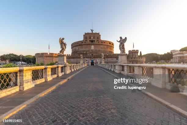 italy, rome, view of castel sant angelo at sunrise - castel santangelo bildbanksfoton och bilder