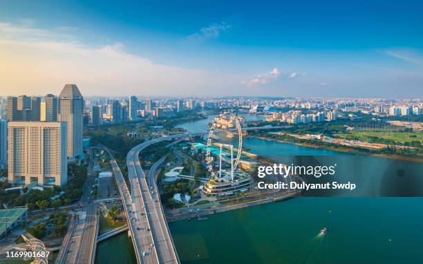 aerial view of the singapore city skyline - singapore flyer - fotografias e filmes do acervo