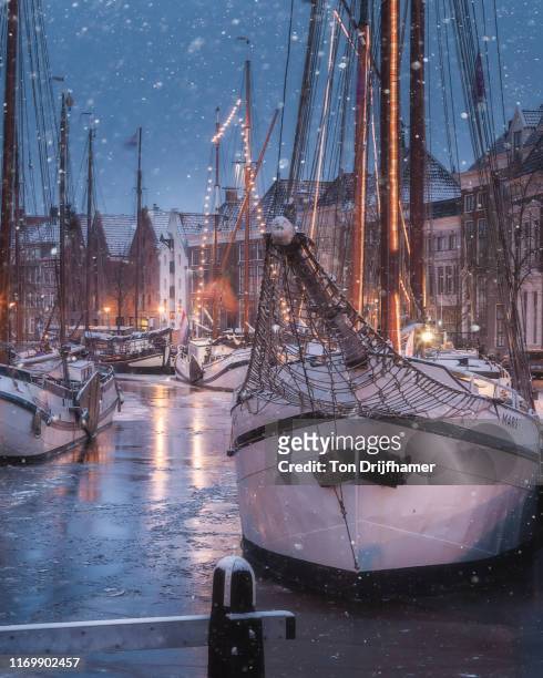 een winters uitzicht op zeilschepen in de binnenstad van groningen tijdens de jaarlijkse winter welvaart. - binnenstad stock-fotos und bilder