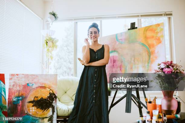 künstler frau malerei in home studio - female artist painting stock-fotos und bilder