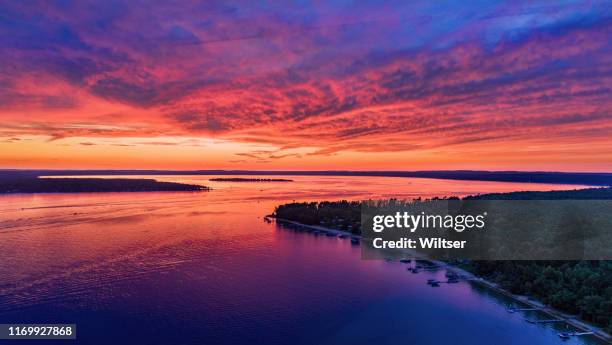 hinweis point, higgins lake fiery sunset - v michigan stock-fotos und bilder