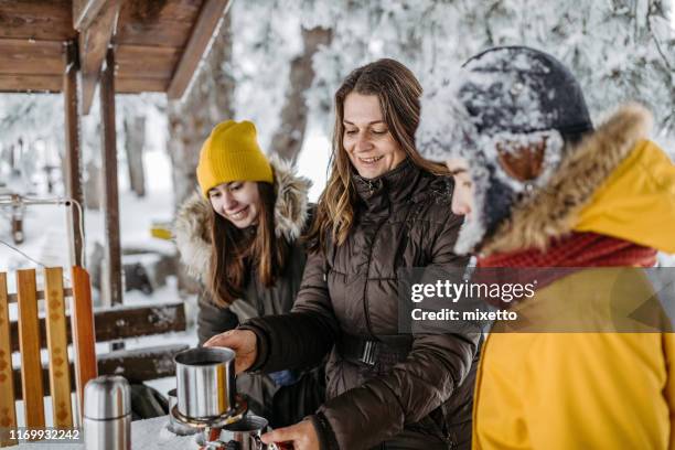 tè in famiglia all'aperto in inverno - 12 17 mesi foto e immagini stock