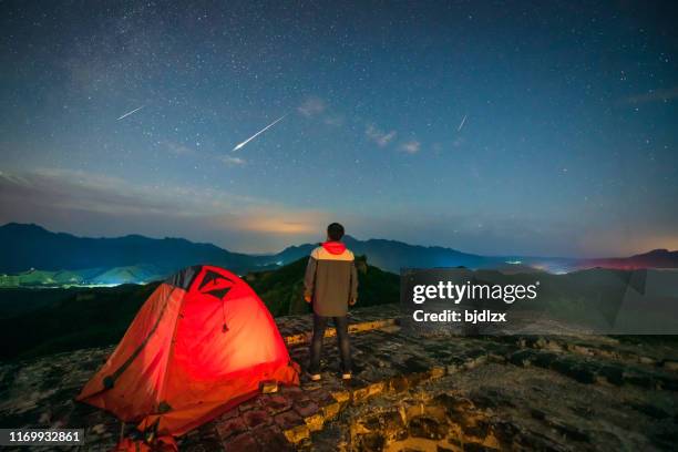 vea la lluvia de meteoritos perseid en 2019 en la torre del faro de la gran muralla en china - perseidas fotografías e imágenes de stock