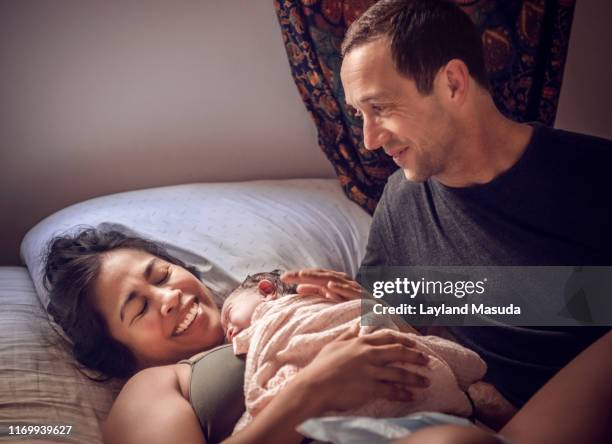 home birth - smiling parents with newborn - home birth stock-fotos und bilder