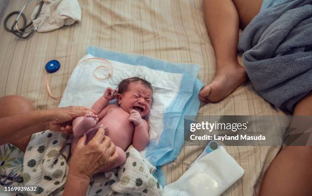 home birth - newborn checkup - home birth stock-fotos und bilder