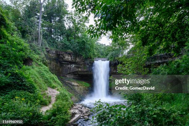 minnehaha cai nas cidades gêmeas. - rio mississipi - fotografias e filmes do acervo