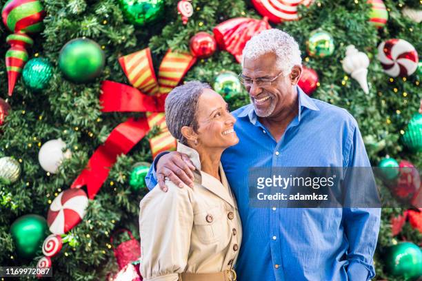 senior zwart paar bij christmas party - old man woman christmas stockfoto's en -beelden