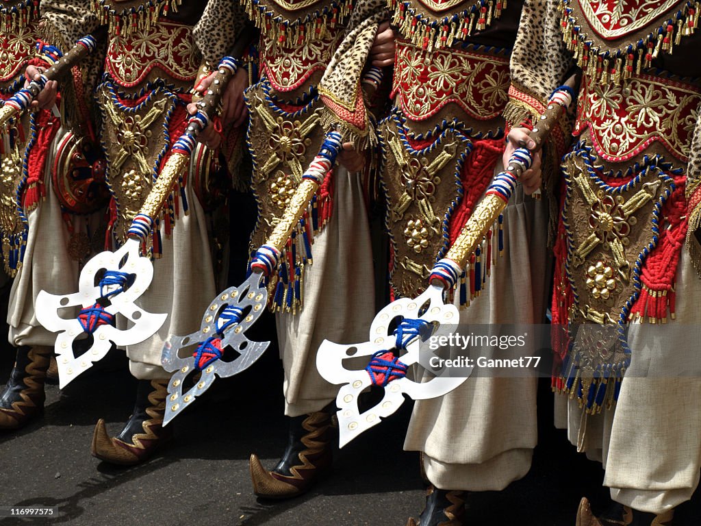 El vestuario en un desfile Moros y cristianos, España
