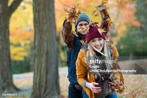 jouer dans les feuilles - casual couple photos et images de collection