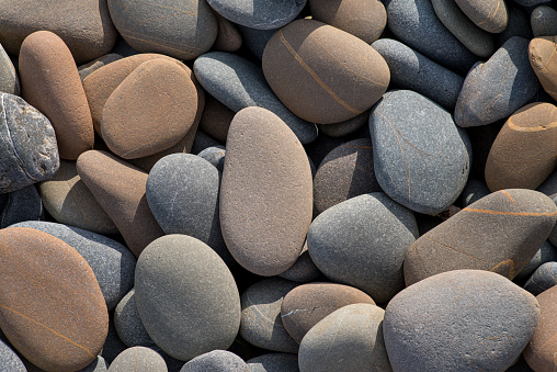 Pebble Rounding Smooth, rounded pebbles washed up on a storm ridge (1169988489) - 게티이미지뱅크