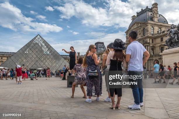 beloved louvre - tour france stock pictures, royalty-free photos & images