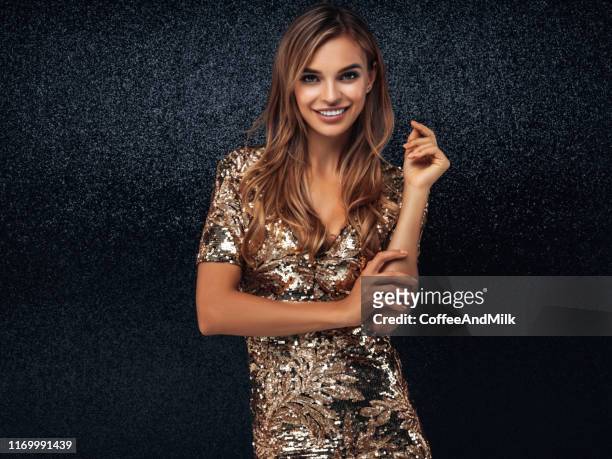 mooie vrouw draagt gouden jurk - gold dress stockfoto's en -beelden