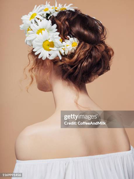 beautiful girl from the back - acessório de cabelo imagens e fotografias de stock