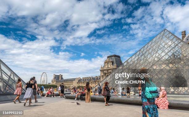 geliefde louvre - louvre piramide stockfoto's en -beelden