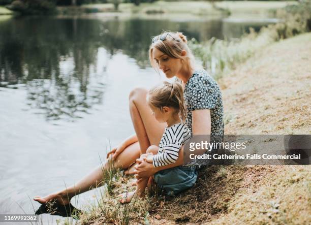 waters edge - mum children stock-fotos und bilder
