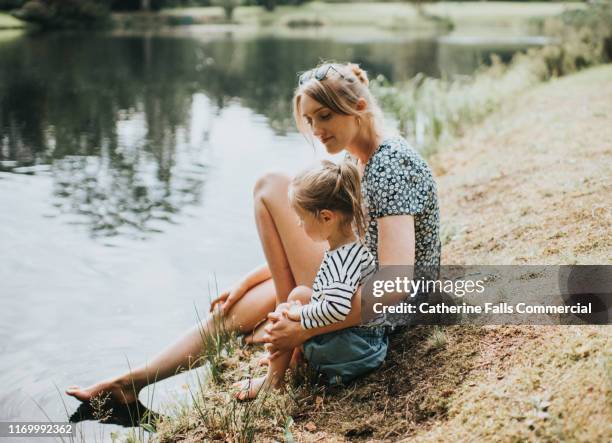 waters edge - mom and young daughter stock pictures, royalty-free photos & images