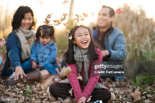 herbstfamilie - philippinische kultur stock-fotos und bilder