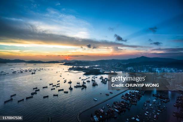 vrachthaven en haven in hong kong city - voor anker gaan stockfoto's en -beelden