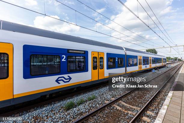 sprinter trein op station amersfoort schothorst, nederland - amersfoort nederland stockfoto's en -beelden