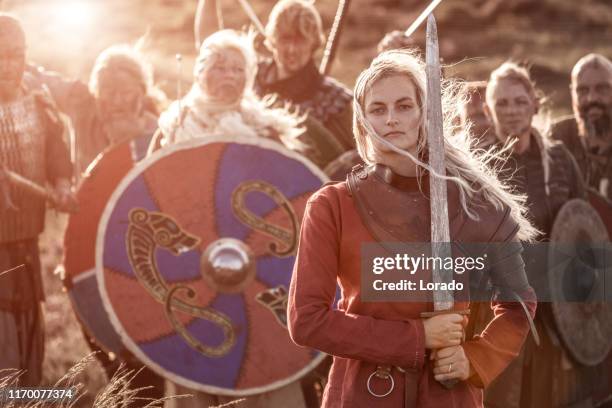 uma princesa fêmea do guerreiro do viking do indivíduo ao ar livre - lady barbara - fotografias e filmes do acervo