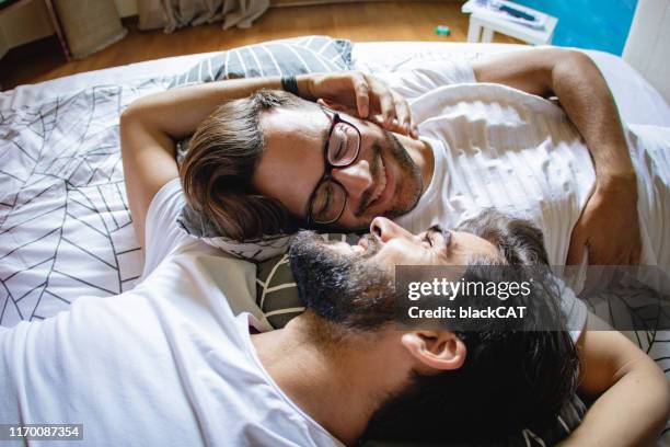 homosexuell paar im bett - vorspiel stock-fotos und bilder