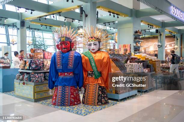 バリ・インドネシア・ングラライ国際空港で観光客が土産物店を探る - bali airport ストックフォトと画像