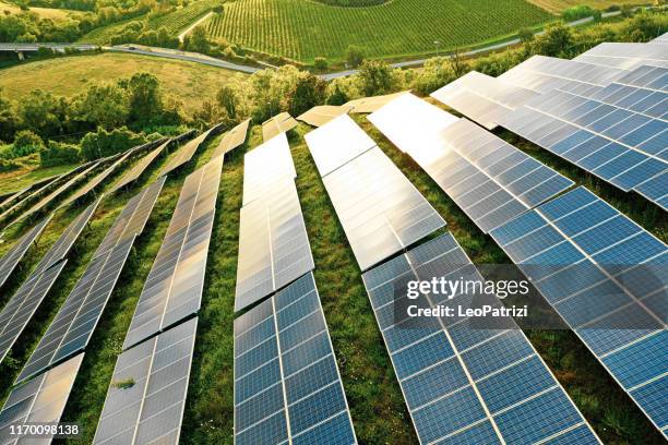 campos dos painéis solares nos montes verdes - fornecimento de energia - fotografias e filmes do acervo