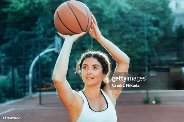 basketballspieler schießen reifen - womens basketball stock-fotos und bilder