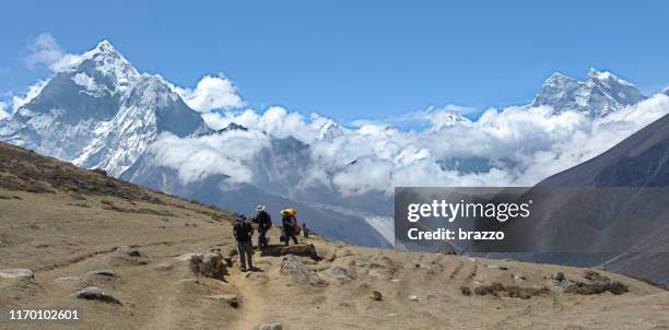 mountaineers hike towards mount everest, nepal - mt everest base camp stock pictures, royalty-free photos & images